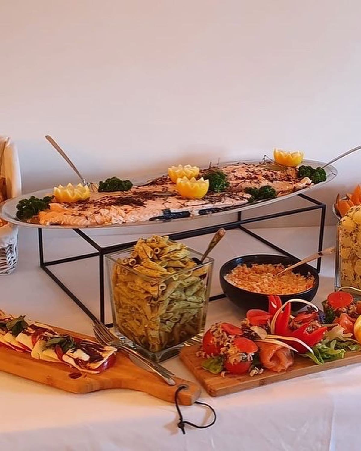 Buffet met zalm en salades bij Artivent