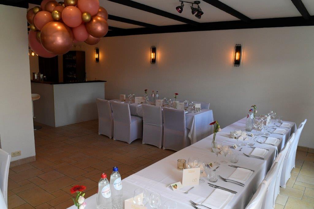 Ruimte van Artivent gedekt voor een diner