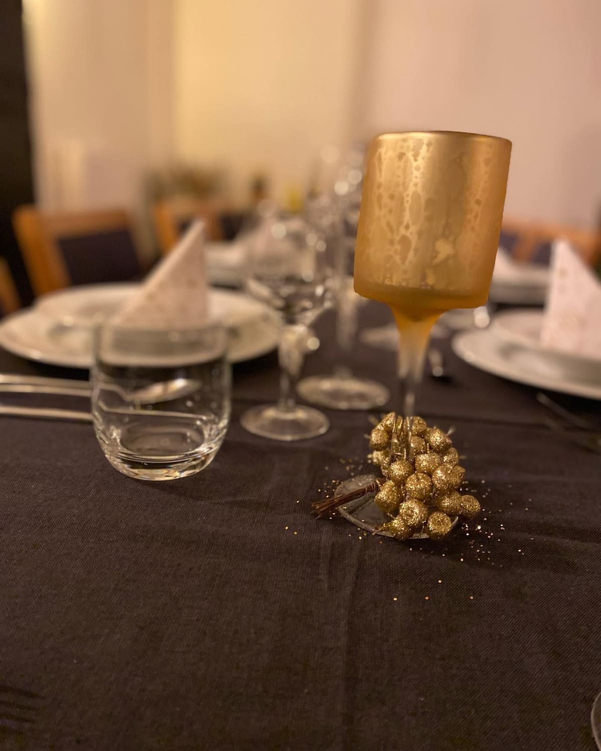 Feestelijk gedekte tafel met gouden accenten bij Artivent