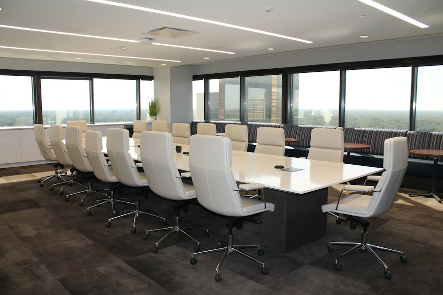 Boardroom met witte stoelen en uitzicht