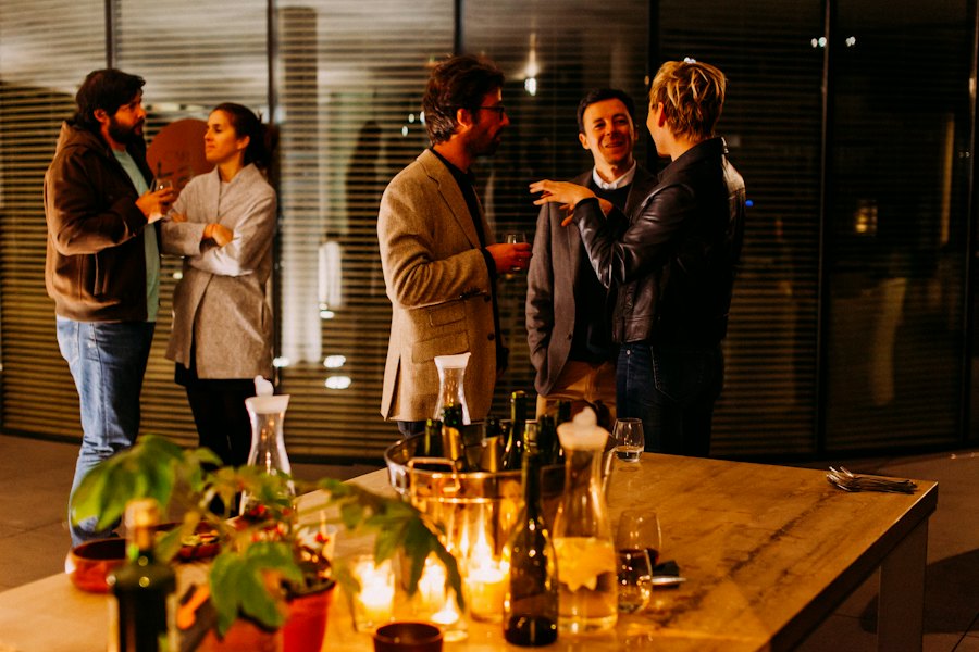 Gasten in gesprek tijdens een netwerkreceptie