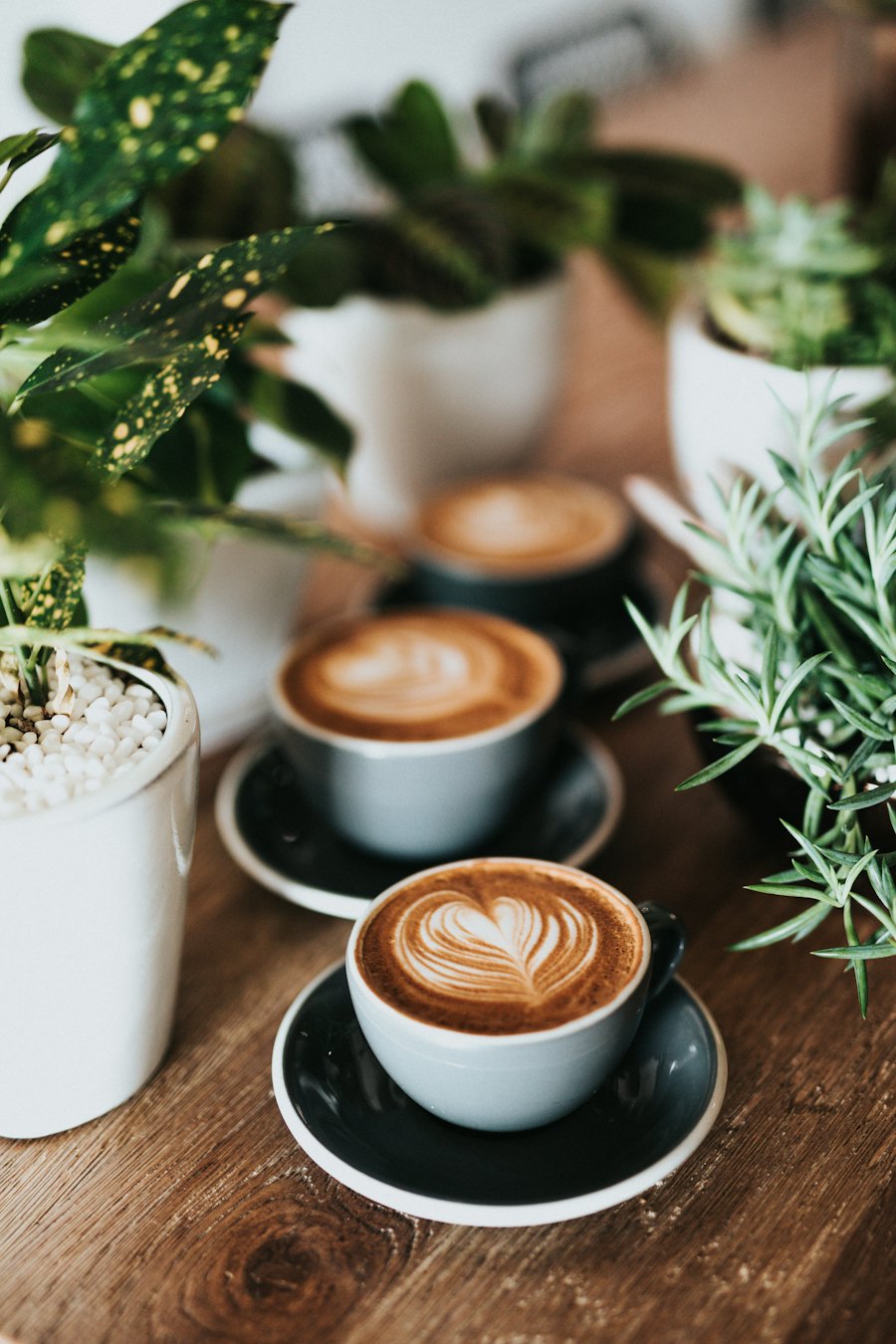 Koffie met latte art op een houten tafel