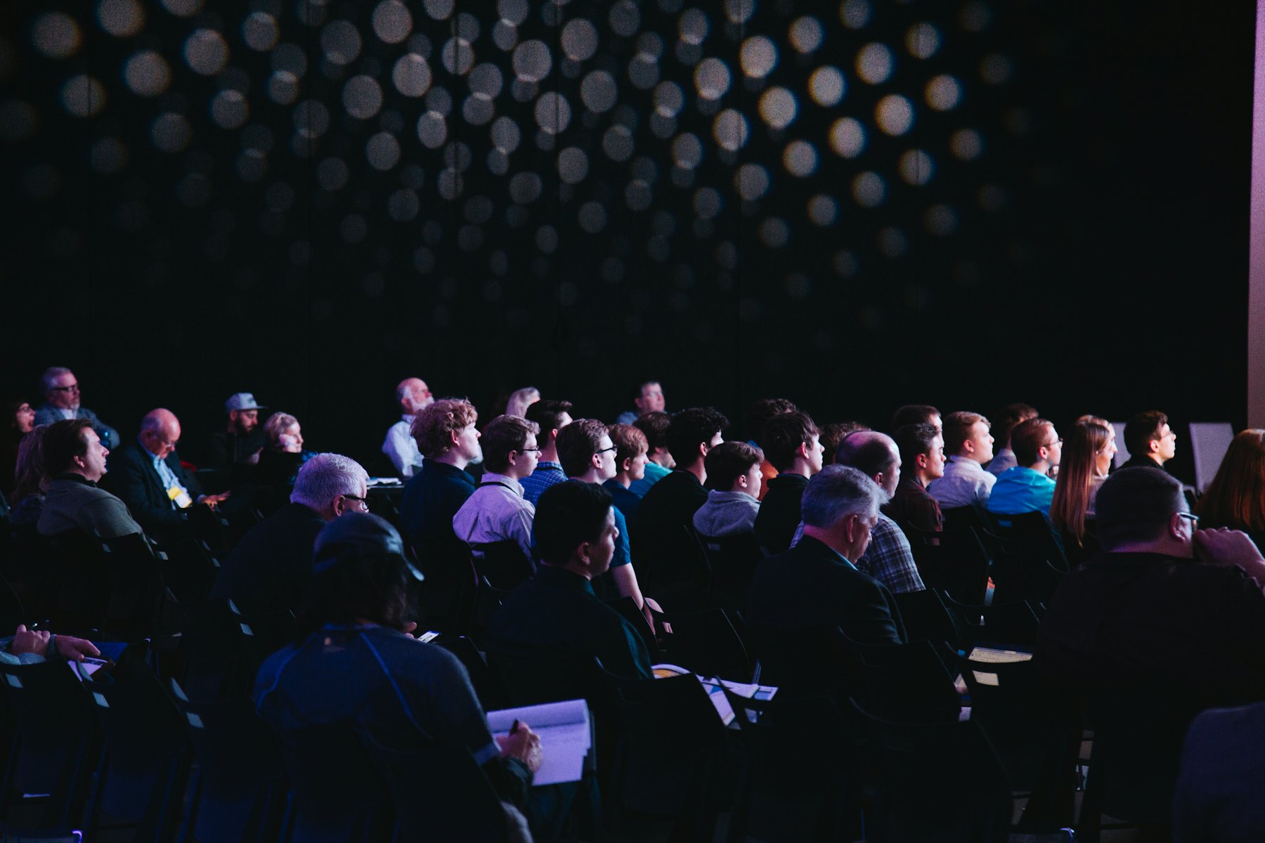Publiek tijdens een bedrijfsconferentie