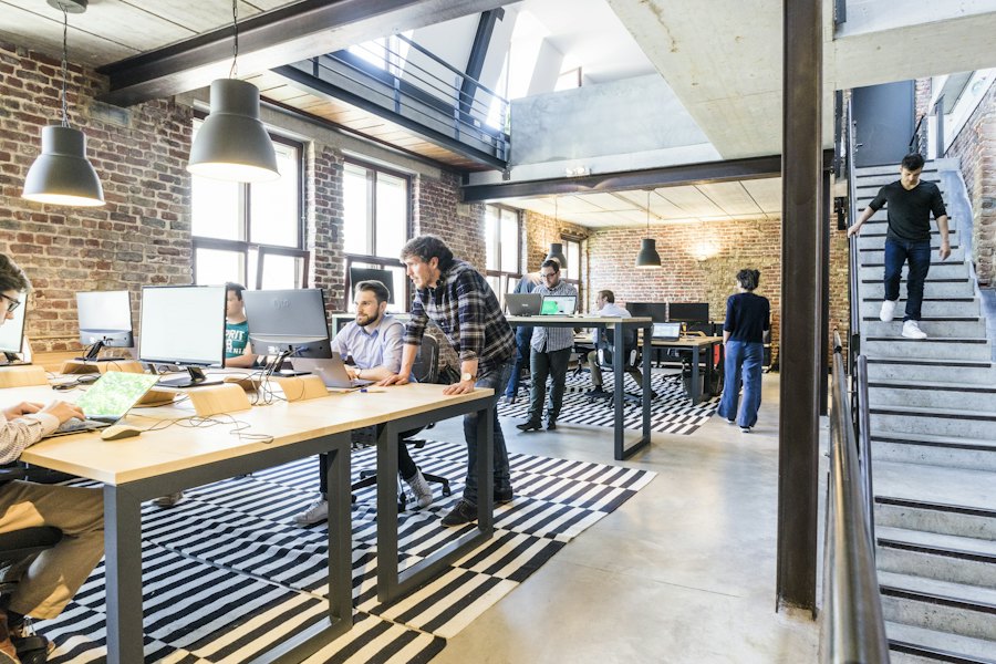 Co-working ruimte met werkende mensen