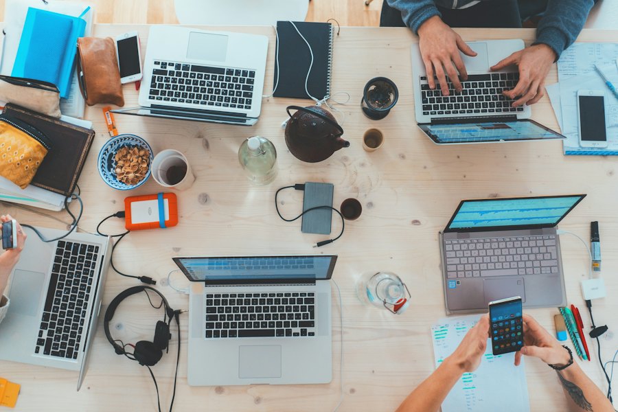 Werkplekken met laptops van bovenaf