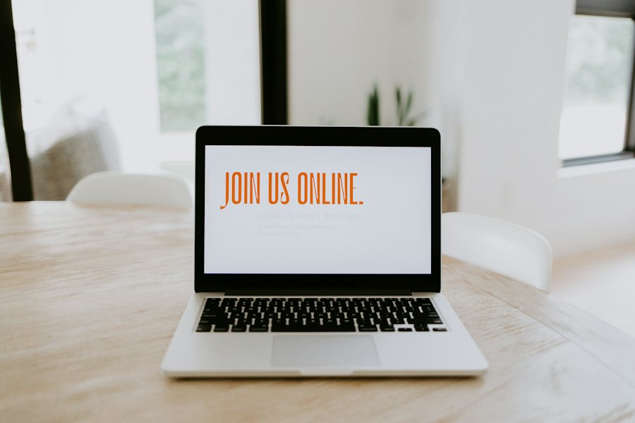 Laptop met online meeting op een vergadertafel