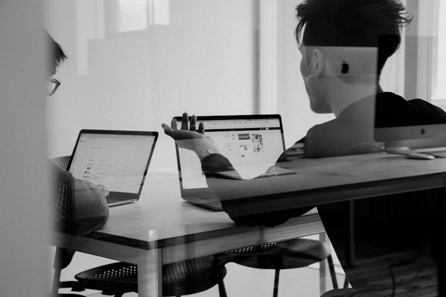 Laptops op een tafel in zwart-wit