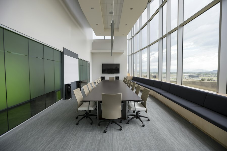 Vergaderzaal met lange tafel